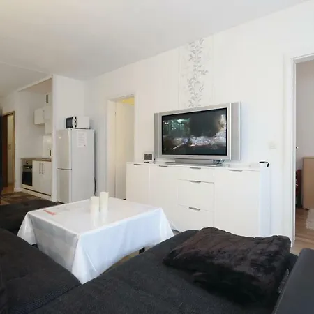 شقة 2 Bedroom Cozy In